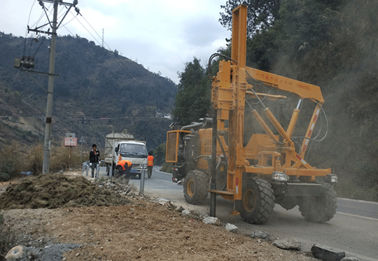 C型四川护栏打桩机雅安乡村路护栏施工