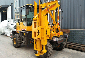 新型H型集成式护栏打桩机整装待发